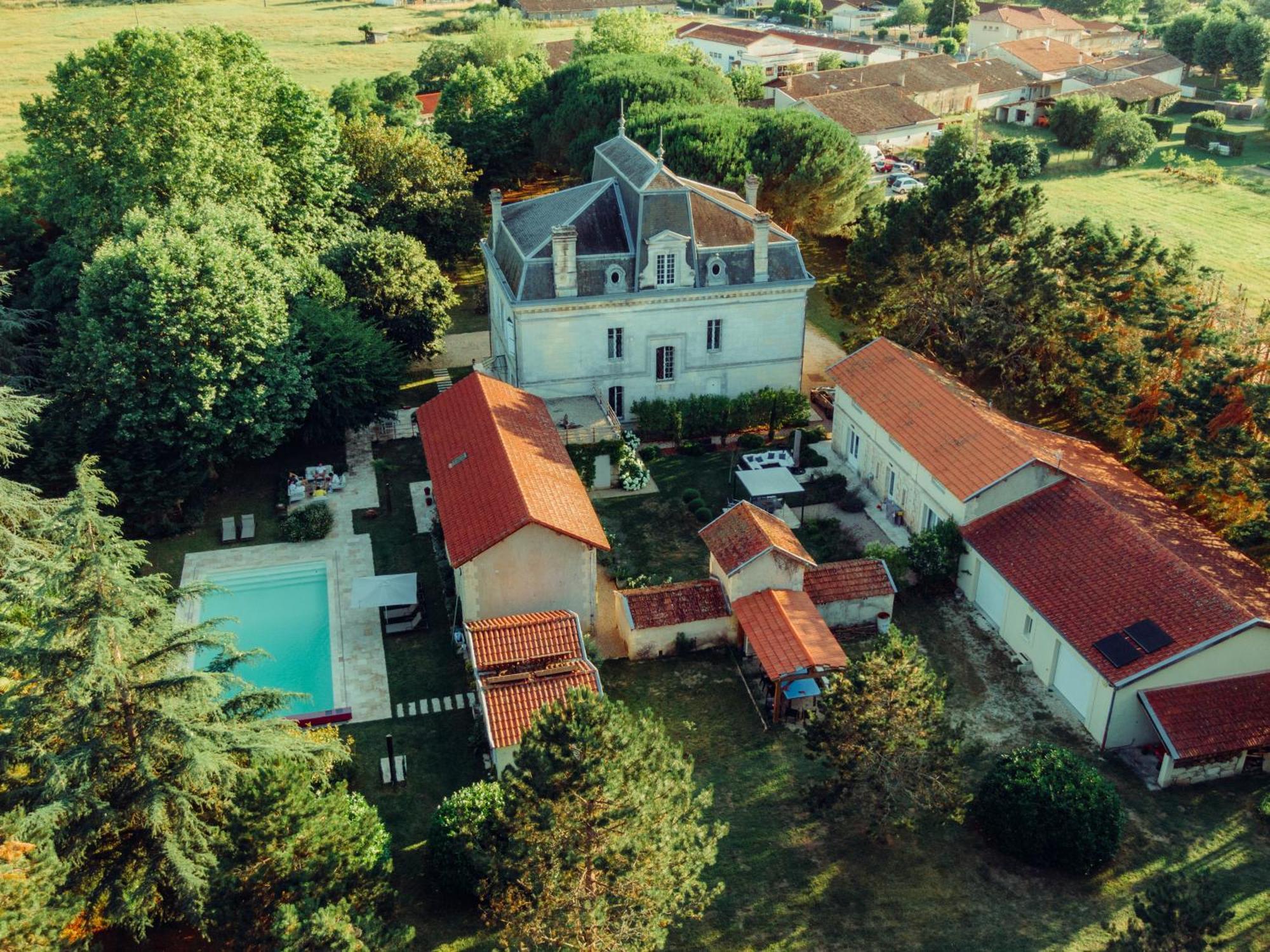 Villa Entiere Du Chateau Lacroix De Civrac 3 Ch, 3 Sdb, Piscine Xxl,Sauna, 4 Etoiles,7 Pers Eksteriør billede
